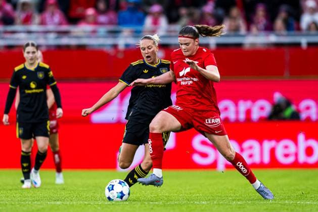 250911 Lisa Naalsund of Manchester United and Signe Gaupset of Brann during the UEFA Women™s Champions League play off football match between Brann and Manchester United on September 11, 2025 in Bergen Photo Marius Simensen BILDBYRAN Cop 238 bbeng brann brann women champions league dam football fotball manchester united mesterligaen play off playoff soccer tfk womens champions league  Copyright: MARIUSxSIMENSEN BB250911BB226