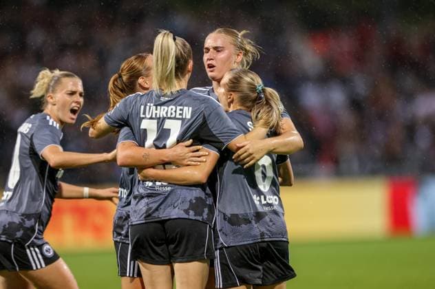 DEU, Frankfurt, Eintracht Frankfurt vs Real Madrid, Womens Champions League, UEFA, season 2526, Stadion am Bretanobad, qualifying round 3, in the picture Nicole Anyomi Eintracht Frankfurt 19 scores the goal to 1 2, cheering with the team DFB DFL REGULATIONS PROHIBIT ANY USE OF PHOTOGRAPHS AS IMAGE SEQUENCES AND OR QUASI VIDEO, 11 09 2025, Copyright: HMBxMedia HendrikxHamelau