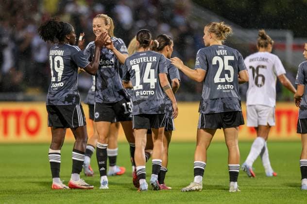 DEU, Frankfurt, Eintracht Frankfurt vs Real Madrid, Womens Champions League, UEFA, season 2526, Stadion am Bretanobad, qualifying round 3, in the picture Nicole Anyomi Eintracht Frankfurt 19 scores the goal to 1 2, cheering with the team, Amanda Ilestedt Eintracht Frankfurt 13 DFB DFL REGULATIONS PROHIBIT ANY USE OF PHOTOGRAPHS AS IMAGE SEQUENCES AND OR QUASI VIDEO, 11 09 2025, Copyright: HMBxMedia HendrikxHamelau