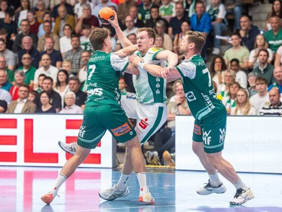 Adam Loenn SC DHfK Leipzig, 15 in duel with David Schmidt Frisch Auf Goeppingen, 77 and Victor Kloeve Frisch Auf Goeppingen, 07 , Frisch Auf Goeppingen vs SC DHfK Leipzig, Handball, 1 Bundesliga, Men, Season 2025 2026, 11 09 2025, Frisch Auf Goeppingen vs SC DHfK Leipzig, Handball, 1 Bundesliga, Men, Season 2025 2026, 11 09 2025 Goeppingen Copyright: xEibner-Pressefoto MichaelxSchmidx EP_MST