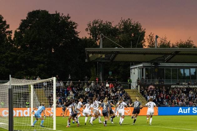 UWCL Qualification Eintracht Frankfurt Real Madrid, 11 09 2025 A corner kick by Eintracht In the background the sky shines in dark orange tones Evening mood Sunset First leg of the UEFA Womens Champions League Qualifier, 3rd round, between Eintracht Frankfurt and Real Madrid at Stadion am Brentanobad in Frankfurt am Main on 11 09 2025 Copyright: xBEAUTIFULxSPORTS Hahnex