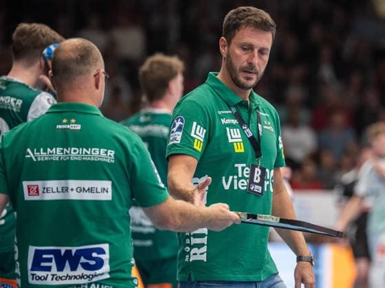 Ben Matschke, Head Coach Frisch Auf Goeppingen takes his first time-out, Frisch Auf Goeppingen vs SC DHfK Leipzig, Handball, 1 Bundesliga, Men, Season 2025 2026, 11 09 2025, Frisch Auf Goeppingen vs SC DHfK Leipzig, Handball, 1 Bundesliga, Men, Season 2025 2026, 11 09 2025 Goeppingen Copyright: xEibner-Pressefoto MichaelxSchmidx EP_MST