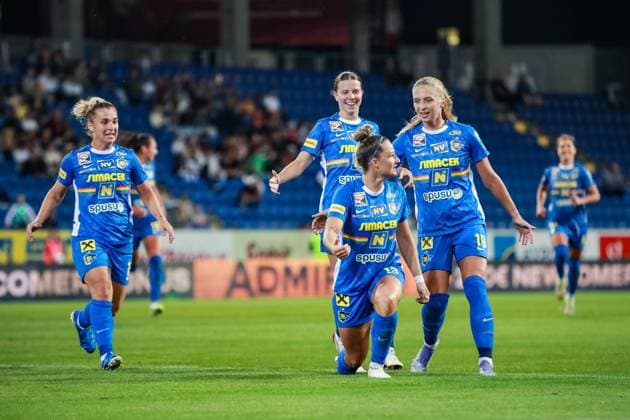 SOCCER - WCL, St.Poelten vs Hjorring SANKT POELTEN,AUSTRIA,11.SEP.25 - WOMEN SOCCER - UEFA Women s Champions League, qualification, SKN Sankt Poelten vs Fortuna Hjorring. Image shows the rejoicing of the team of St.Poelten.  GEPAxpictures xManuelxBinder