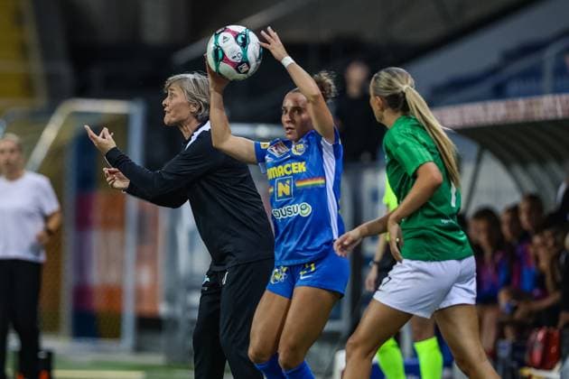 SOCCER - WCL, St.Poelten vs Hjorring SANKT POELTEN,AUSTRIA,11.SEP.25 - WOMEN SOCCER - UEFA Women s Champions League, qualification, SKN Sankt Poelten vs Fortuna Hjorring. Image shows head coach Lene Terp (Hjorring) and Izabela Krizaj (St.Poelten).  GEPAxpictures xManuelxBinder