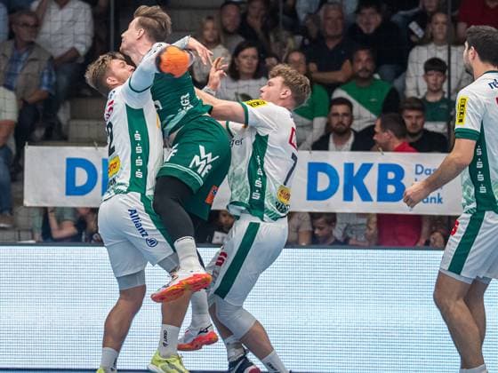 Erik Persson Frisch Auf Goeppingen, 22 in duel with Franz Semper SC DHfK Leipzig, 32 and Tim Maximilian Hertzfeld SC DHfK Leipzig, 72 , Frisch Auf Goeppingen vs SC DHfK Leipzig, Handball, 1 Bundesliga, Men, Season 2025 2026, 11 09 2025, Frisch Auf Goeppingen vs SC DHfK Leipzig, Handball, 1 Bundesliga, Men, Season 2025 2026, 11 09 2025 Goeppingen Copyright: xEibner-Pressefoto MichaelxSchmidx EP_MST