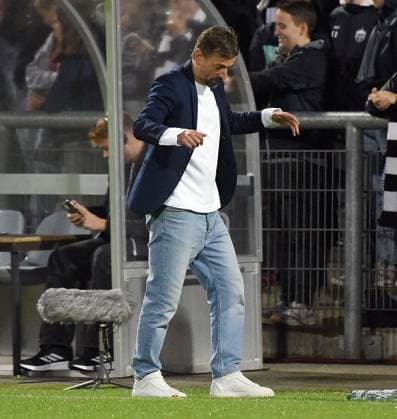 11 09 2025, xhbx, Soccer Quali Champions League, Eintracht Frankfurt Women Real Madrid Women v l Coach Niko Arnautis Eintracht Frankfurt Women disappointed, disappointed looking, dissapointed DFL DFB REGULATIONS PROHIBIT ANY USE OF PHOTOGRAPHS as IMAGE SEQUENCES and or QUASI VIDEO Frankfurt