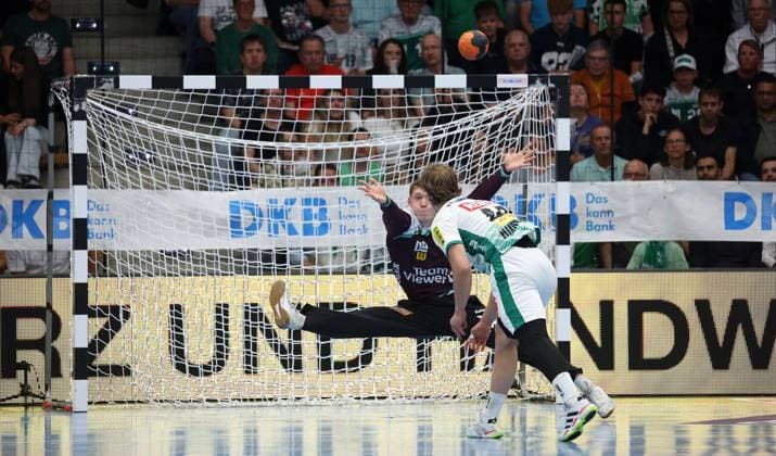 BAU 11 09 2025 Göppingen Handball Frisch Auf Göppingen vs SC DHfK Leipzig, f l Julian Buchele Göppingen , Blaer Hinrikson Leipzig