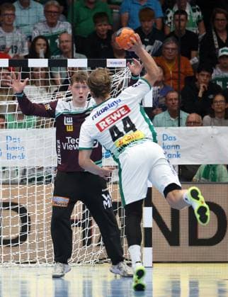BAU 11 09 2025 Göppingen Handball Frisch Auf Göppingen vs SC DHfK Leipzig, f l Julian Buchele Göppingen , Blaer Hinrikson Leipzig