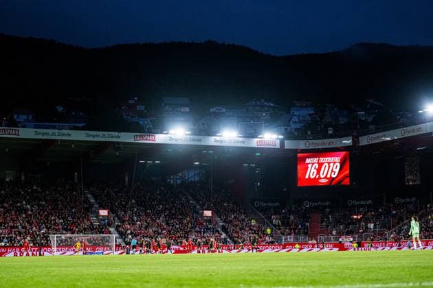 250911 Spectators in the stands at Brann Stadion during the UEFA Women™s Champions League play off football match between Brann and Manchester United on September 11, 2025 in Bergen Photo Marius Simensen BILDBYRAN Cop 238 bbeng brann brann women champions league dam fotball fotboll manchester united mesterligaen play off playoff soccer tfk womens champions league  Copyright: MARIUSxSIMENSEN BB250911BB282