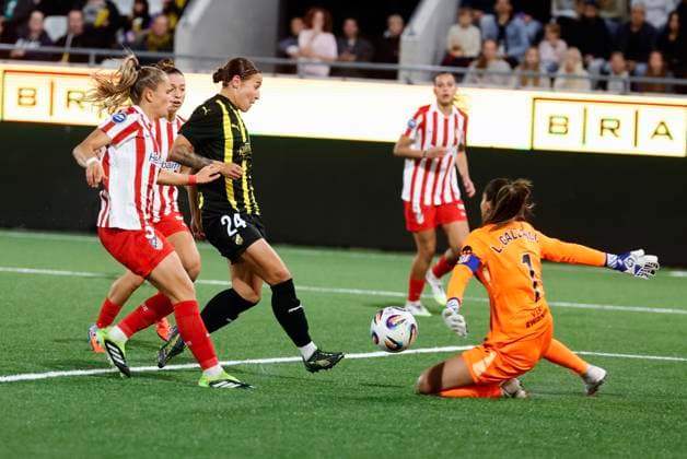 Häcken s Tabitha Tindell attacks AtlÃ tico s goalkeeper Lola Gallardo during thursday s football match, third qualifying round match 1 in best of 2, between BK Häcken and AtlÃ tico de Madrid at Bravida arena in Gothenburg, Sweden on september 11, 2025 GÖTEBORG SWEDEN x9200x  Copyright: xAdamxIhse TTx CHAMPIONS LEAGUE HÄCKEN-ATLETICO MADRID