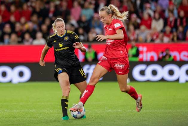 Champions League qualification 2025 SK Brann Women and Manchester United Bergen 20250911 Manchester Uniteds Lisa Naalsund and Branns Lauren Davidson during the Champions League qualifying match between SK Brann Kvinner and Manchester United at Brann Stadium Photo Paul S Amundsen NTB Bergen Norway EDITORIAL USE ONLY RESTRICTED USE FOR BETTING COMPANIES  Copyright: xPaulxS.xAmundsenx xNTBx