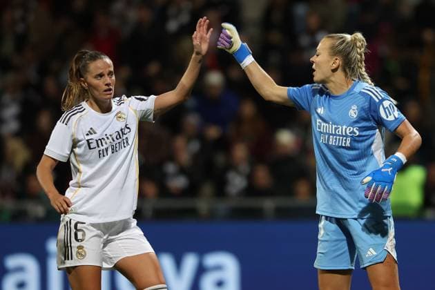 2025 09 10 xJFx Football UEFA Women Champions League Qualification Eintracht Frankfurt Real Madrid v l , Sandie Toletti Real Madrid thanks goalkeeper Merle Frohms Real Madrid DFL DFB REGULATIONS PROHIBIT ANY USE OF PHOTOGRAPHS as IMAGE SEQUENCES and or QUASI VIDEO Copyright: JoaquimxFerreira