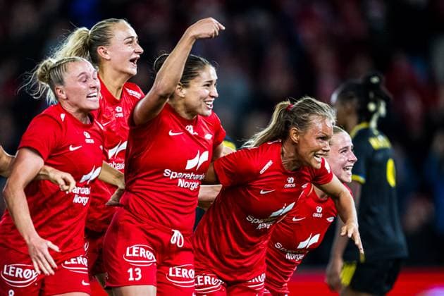 250911 Ingrid Stenevik of Brann celebrates after scoring the 1 0 goal during the UEFA Women™s Champions League play off football match between Brann and Manchester United on September 11, 2025 in Bergen Photo Marius Simensen BILDBYRAN Cop 238 bbeng brann brann kvinner champions league dam fotball fotboll jubel manchester united mesterligaen play off playoff soccer tfk womens champions league  Copyright: MARIUSxSIMENSEN BB250911BB289