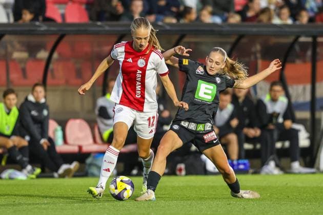 Amsterdam, Netherlands, September 11th 2025: Ilayah Dostmohamed (17 AFC Ajax) battles for possession with Lena Breznik (17 SK Sturm Graz) during the UEFA Womens Europa Cup 2025 26 First Qualifying Round game between AFC Ajax and SK Sturm Graz at Sportcomplex De Toekomst in Amsterdam, the Netherlands. (Leiting Gao SPP) Copyright: xLeitingxGaox xSPPx spp-en-LeGaSp-LG202509113352
