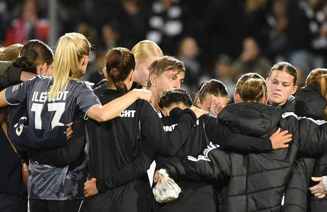 11 09 2025, xhbx, Soccer Quali Champions League, Eintracht Frankfurt Women Real Madrid Women v l Coach Niko Arnautis Eintracht Frankfurt Women speaks to his team after the final whistle DFL DFB REGULATIONS PROHIBIT ANY USE OF PHOTOGRAPHS as IMAGE SEQUENCES and or QUASI VIDEO Frankfurt