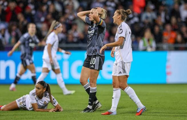 DEU, Frankfurt, Eintracht Frankfurt vs Real Madrid, Womens Champions League, UEFA, Season 2526, Stadion am Bretanobad, Qualifying round 3, in the picture Eintracht Frankfurt loses after scoring 1 2 against Real Madrid, Frustration at Laura Freigang Eintracht Frankfurt 10 DFB DFL REGULATIONS PROHIBIT ANY USE OF PHOTOGRAPHS AS IMAGE SEQUENCES AND OR QUASI VIDEO, 11 09 2025, Copyright: HMBxMedia HendrikxHamelau