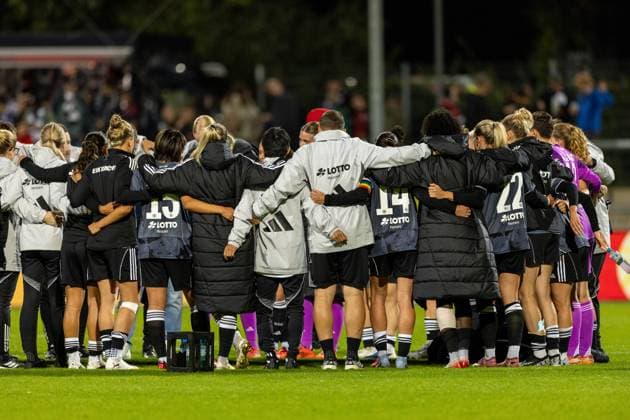 UWCL Qualification Eintracht Frankfurt Real Madrid, 11 09 2025 Player group of the disappointed Eintracht Women First leg of the UEFA Womens Champions League Qualification, 3rd round, between Eintracht Frankfurt and Real Madrid at the Stadion am Brentanobad in Frankfurt am Main on 11 09 2025 Copyright: xBEAUTIFULxSPORTS Hahnex