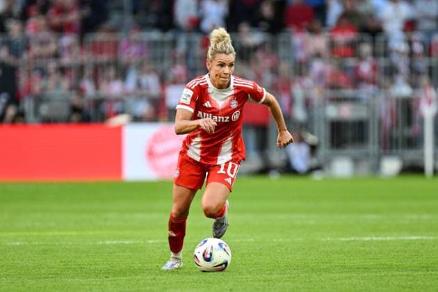 Soccer I Women I Season 2025 2026 I Bundesliga I 1 Matchday I FC Bayern Munich Bayer 04 Leverkusen I 06 09 2025 Linda Dallmann 10, FC Bayern Munich dribbling with the ball Crop, close-up, portrait, portrait, single photo, single image, body Munich Allianz Arena Werner Heisenberg Allee 25 Bayern Germany Copyright: xLobeca InesxHähnelx