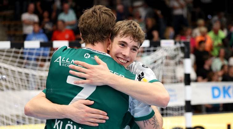 BAU 11 09 2025 Göppingen Handball Frisch Auf Göppingen vs SC DHfK Leipzig, from left Victor Klöve Göppingen and Fynn Hofele Göppingen , who is celebrated after his goal to equalize the score at 24 24
