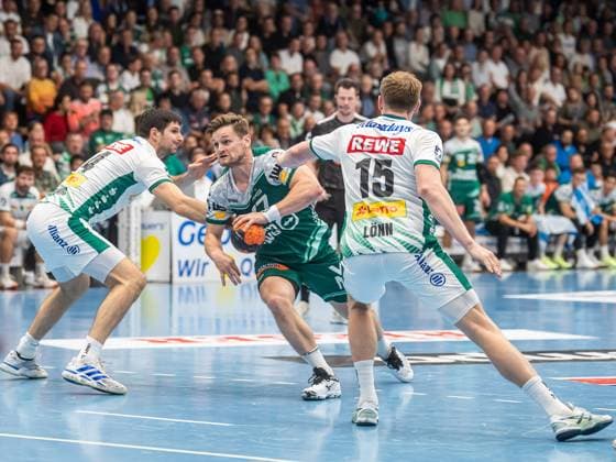 David Schmidt Frisch Auf Goeppingen, 77 in duel with Marko Mamic SC DHfK Leipzig, 14 and Adam Loenn SC DHfK Leipzig, 15 , Frisch Auf Goeppingen vs SC DHfK Leipzig, Handball, 1 Bundesliga, Men, Season 2025 2026, 11 09 2025, Frisch Auf Goeppingen vs SC DHfK Leipzig, Handball, 1 Bundesliga, Men, Season 2025 2026, 11 09 2025 Goeppingen Copyright: xEibner-Pressefoto MichaelxSchmidx EP_MST