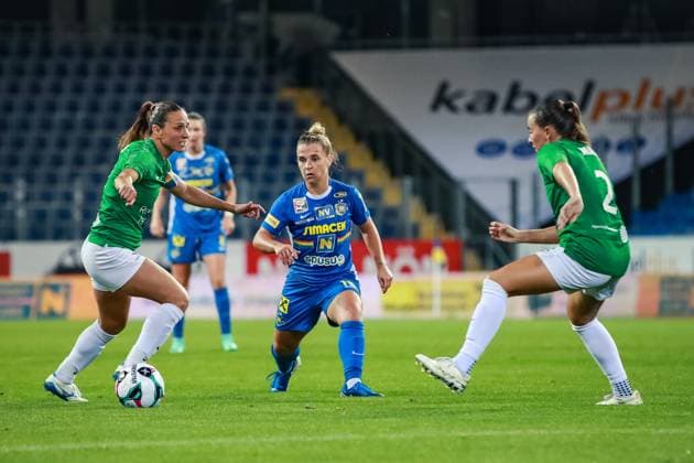 SOCCER - WCL, St.Poelten vs Hjorring SANKT POELTEN,AUSTRIA,11.SEP.25 - WOMEN SOCCER - UEFA Women s Champions League, qualification, SKN Sankt Poelten vs Fortuna Hjorring. Image shows Florentina Olar (Hjorring), Leila Peneau (St.Poelten) and Sydney Masur (Hjorring).  GEPAxpictures xManuelxBinder