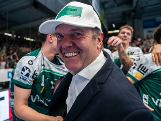 Managing director Gerd Hofele beaming after the lucky point win, Frisch Auf Goeppingen vs SC DHfK Leipzig, Handball, 1 Bundesliga, Men, 2025 2026 season, 11 09 2025, Frisch Auf Goeppingen vs SC DHfK Leipzig, Handball, 1 Bundesliga, Men, 2025 2026 season, 11 09 2025 Goeppingen Copyright: xEibner-Pressefoto MichaelxSchmidx EP_MST