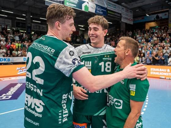 Matchwinner Fynn Hofele Frisch Auf Goeppingen, 18 with Stefan Klaus, Co-Coach Frisch Auf Goeppingen and Erik Persson Frisch Auf Goeppingen, 22 , Frisch Auf Goeppingen vs SC DHfK Leipzig, Handball, 1 Bundesliga, Men, Season 2025 2026, 11 09 2025, Frisch Auf Goeppingen vs SC DHfK Leipzig, Handball, 1 Bundesliga, Men, Season 2025 2026, 11 09 2025 Goeppingen Copyright: xEibner-Pressefoto MichaelxSchmidx EP_MST