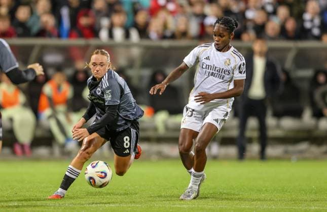 DEU, Frankfurt, Eintracht Frankfurt vs Real Madrid, Womens Champions League, UEFA, Season 2526, Stadion am Bretanobad, Qualifying round 3, in the picture from left to right Lisanne Gräwe Eintracht Frankfurt 8 , Linda Caicedo Real Madrid 18 DFB DFL REGULATIONS PROHIBIT ANY USE OF PHOTOGRAPHS AS IMAGE SEQUENCES AND OR QUASI VIDEO, 11 09 2025, Copyright: HMBxMedia HendrikxHamelau