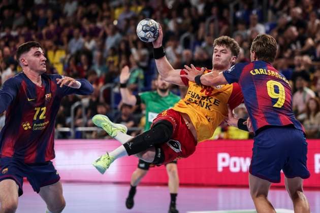 September 11, 2025, Barcelona, Barcelona, SPAIN: Oli Mittun of GOG and Jonathan Carlsbogard of FC Barcelona, Barca in action during the EHF Champions League 2025 26 group phase, handball match played between FC Barcelona and GOG at Palau Blaugrana on September 11, 2025 in Barcelona, Spain. Barcelona SPAIN - ZUMAa181 20250911_zaa_a181_051 Copyright: xJavierxBorregox