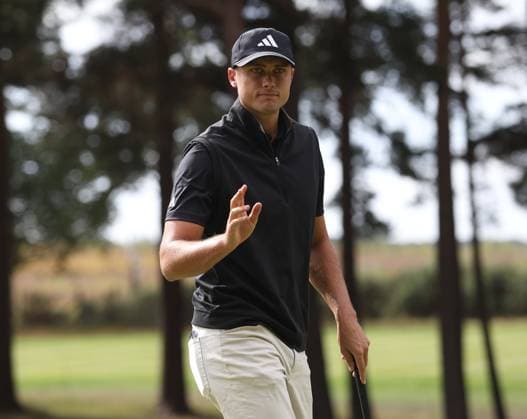 . - BMW PGA, Golf Herren Championship 2025, Day One, DP World Tour, Wentworth Golf Club, Virginia Water, Surrey, England.- 11th September 2025. (C) Daniel Weir Crystal Pix Ludvig Aberg Of Sweden acknowledges the crowd in celebration after his birdie on the 10th hole at Wentworth Golf Club during the BMW PGA Championship 2025 Day One. - BMW PGA Championship 2025, Day One, DP World Tour, Wentworth Golf Club, Virginia Water, Surrey, England.- 11th September 2025. (C) Daniel Weir Crystal Pix Surrey Wentworth Golf Club United Kingdom Copyright: xDanielxWeirx CP_BMW_PGA_Championship_2025_Day_One_67
