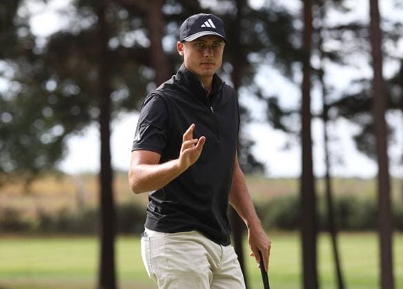 . - BMW PGA, Golf Herren Championship 2025, Day One, DP World Tour, Wentworth Golf Club, Virginia Water, Surrey, England.- 11th September 2025. (C) Daniel Weir Crystal Pix Ludvig Aberg Of Sweden acknowledges the crowd in celebration after his birdie on the 10th hole at Wentworth Golf Club during the BMW PGA Championship 2025 Day One. - BMW PGA Championship 2025, Day One, DP World Tour, Wentworth Golf Club, Virginia Water, Surrey, England.- 11th September 2025. (C) Daniel Weir Crystal Pix Surrey Wentworth Golf Club United Kingdom Copyright: xDanielxWeirx CP_BMW_PGA_Championship_2025_Day_One_68