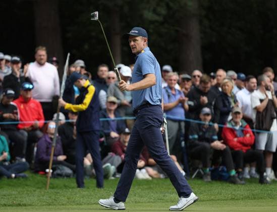 . - BMW PGA, Golf Herren Championship 2025, Day One, DP World Tour, Wentworth Golf Club, Virginia Water, Surrey, England.- 11th September 2025. (C) Daniel Weir Crystal Pix Justin Rose Of England acknowledges the crowd in celebration after a birdie at Wentworth Golf Club during the BMW PGA Championship 2025 Day One. - BMW PGA Championship 2025, Day One, DP World Tour, Wentworth Golf Club, Virginia Water, Surrey, England.- 11th September 2025. (C) Daniel Weir Crystal Pix Surrey Wentworth Golf Club United Kingdom Copyright: xDanielxWeirx CP_BMW_PGA_Championship_2025_Day_One_69