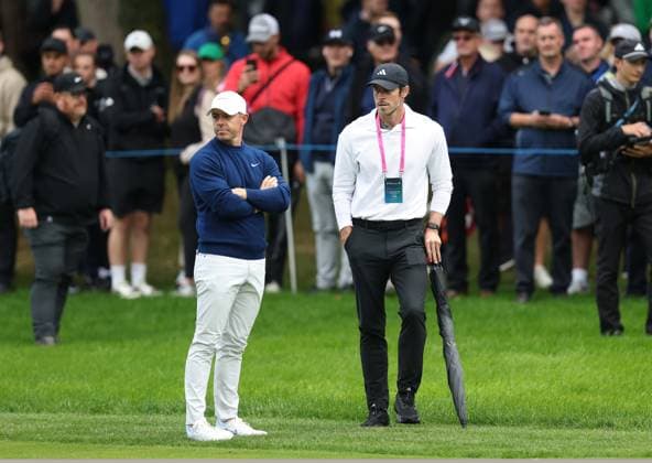 . - BMW PGA, Golf Herren Championship 2025, Day One, DP World Tour, Wentworth Golf Club, Virginia Water, Surrey, England.- 11th September 2025. (C) Daniel Weir Crystal Pix Rory Mcilroy Of Northern Ireland chatting to Former footballer Gareth Bale of Wales, Real Madrid & Tottenham Hotspurs during the BMW PGA Championship 2025 day one. - BMW PGA Championship 2025, Day One, DP World Tour, Wentworth Golf Club, Virginia Water, Surrey, England.- 11th September 2025. (C) Daniel Weir Crystal Pix Surrey Wentworth Golf Club United Kingdom Copyright: xDanielxWeirx CP_BMW_PGA_Championship_2025_Day_One_109