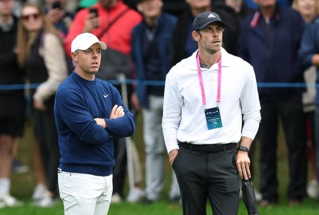 . - BMW PGA, Golf Herren Championship 2025, Day One, DP World Tour, Wentworth Golf Club, Virginia Water, Surrey, England.- 11th September 2025. (C) Daniel Weir Crystal Pix Rory Mcilroy Of Northern Ireland chatting to Former footballer Gareth Bale of Wales, Real Madrid & Tottenham Hotspurs during the BMW PGA Championship 2025 day one. - BMW PGA Championship 2025, Day One, DP World Tour, Wentworth Golf Club, Virginia Water, Surrey, England.- 11th September 2025. (C) Daniel Weir Crystal Pix Surrey Wentworth Golf Club United Kingdom Copyright: xDanielxWeirx CP_BMW_PGA_Championship_2025_Day_One_111