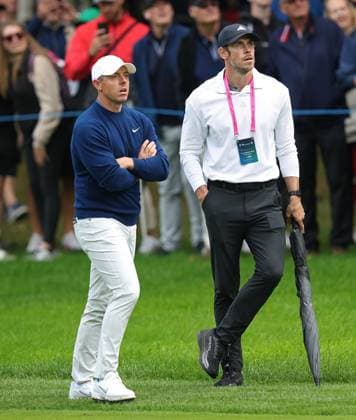 . - BMW PGA, Golf Herren Championship 2025, Day One, DP World Tour, Wentworth Golf Club, Virginia Water, Surrey, England.- 11th September 2025. (C) Daniel Weir Crystal Pix Rory Mcilroy Of Northern Ireland chatting to Former footballer Gareth Bale of Wales, Real Madrid & Tottenham Hotspurs during the BMW PGA Championship 2025 day one. - BMW PGA Championship 2025, Day One, DP World Tour, Wentworth Golf Club, Virginia Water, Surrey, England.- 11th September 2025. (C) Daniel Weir Crystal Pix Surrey Wentworth Golf Club United Kingdom Copyright: xDanielxWeirx CP_BMW_PGA_Championship_2025_Day_One_113