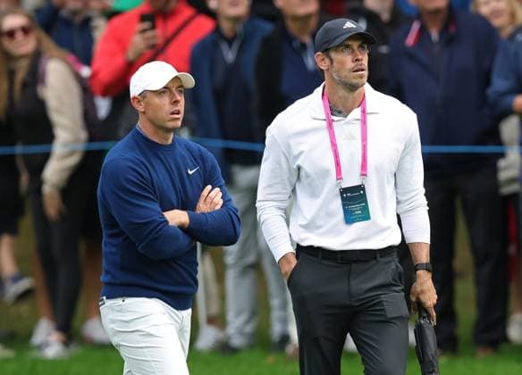 . - BMW PGA, Golf Herren Championship 2025, Day One, DP World Tour, Wentworth Golf Club, Virginia Water, Surrey, England.- 11th September 2025. (C) Daniel Weir Crystal Pix Rory Mcilroy Of Northern Ireland chatting to Former footballer Gareth Bale of Wales, Real Madrid & Tottenham Hotspurs during the BMW PGA Championship 2025 day one. - BMW PGA Championship 2025, Day One, DP World Tour, Wentworth Golf Club, Virginia Water, Surrey, England.- 11th September 2025. (C) Daniel Weir Crystal Pix Surrey Wentworth Golf Club United Kingdom Copyright: xDanielxWeirx CP_BMW_PGA_Championship_2025_Day_One_114