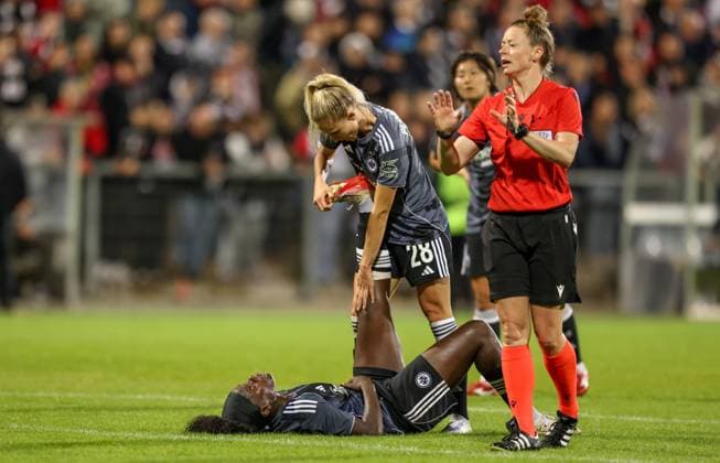 DEU, Frankfurt, Eintracht Frankfurt vs Real Madrid, Womens Champions League, UEFA, Season 2526, Stadion am Bretanobad, Qualification round 3, in the picture pain at Nicole Anyomi Eintracht Frankfurt 19 , Rebecka Blomqvist Eintracht Frankfurt 28 helps DFB DFL REGULATIONS PROHIBIT ANY USE OF PHOTOGRAPHS AS IMAGE SEQUENCES AND OR QUASI VIDEO, 11 09 2025, Copyright: HMBxMedia HendrikxHamelau