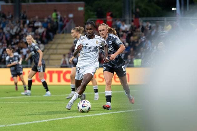 11 09 2025, xhfmx, Football Quali Champions League, Eintracht Frankfurt Women Real Madrid Women v l Linda Caicedo Alegria Real Madrid in front of Lisanne Gräwe Eintracht Frankfurt on the ball DFL DFB REGULATIONS PROHIBIT ANY USE OF PHOTOGRAPHS as IMAGE SEQUENCES and or QUASI VIDEO Frankfurt