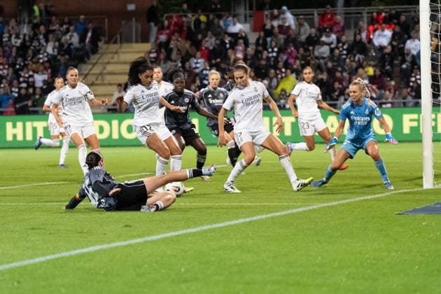 11 09 2025, xhfmx, Soccer Quali Champions League, Eintracht Frankfurt Women Real Madrid Women v l Geraldine Reuter Eintracht Frankfurt tries to get a ball into the penalty area, Yasmim Assis Ribeiro Real Madrid saves DFL DFB REGULATIONS PROHIBIT ANY USE OF PHOTOGRAPHS as IMAGE SEQUENCES and or QUASI VIDEO Frankfurt