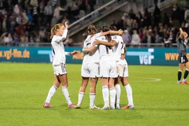 11 09 2025, xhfmx, Soccer Quali Champions League, Eintracht Frankfurt Women Real Madrid Women Real Madrid Real Madrid celebrates away win at Eintracht Frankfurt Sara Rosted Holmgaard Real Madrid , Sandie Toletti Real Madrid , Maria Mendez Real Madrid , Maelle Lakrar Real Madrid DFLB DFB REGULATIONS PROHIBIT ANY USE OF PHOTOGRAPHS as IMAGE SEQUENCES and or QUASI VIDEO Frankfurt