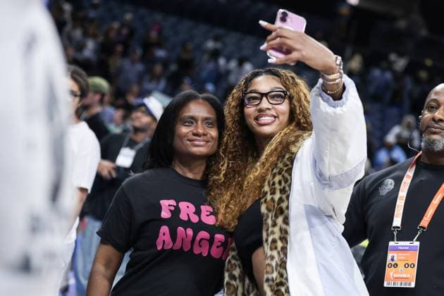 Chicago, USA, September 11, 2025: Angel Reese (5 Chicago Sky) poses with a fan who is wearing a shirt that says Free Angel after the game between the Chicago Sky and New York Liberty on Thursday September 11, 2025 at Wintrust Arena, Chicago, USA. (NO COMMERCIAL USAGE) (Shaina Benhiyoun SPP) Copyright: xShainaxBenhiyoun SPPx spp-en-ShBe-8P6A2560