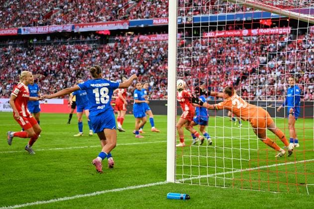 Soccer I Women I Season 2025 2026 I Bundesliga I 1 Matchday I FC Bayern Munich Bayer 04 Leverkusen I 06 09 2025 Penalty area scene Friederike Repohl 27, Bayer 04 Leverkusen holds a shot on goal Munich Allianz Arena Werner Heisenberg Allee 25 Bavaria Germany Copyright: xLobeca InesxHähnelx