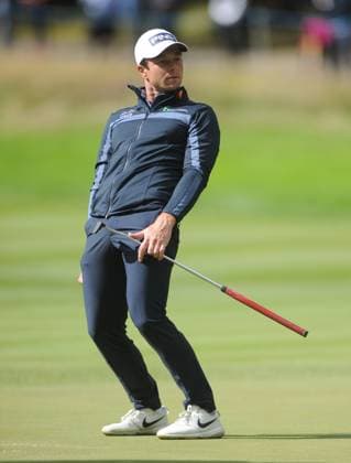 Golf - 2025 DP World Tour - BMW PGA, Golf Herren Championship - Round Two - Wentworth Club - Friday 12th September 2025 Viktor Hovland of Norway sees his shot go just past the hole 