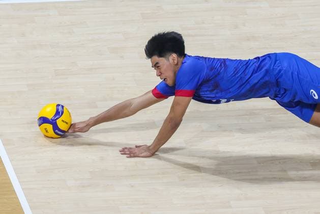 (250912) -- PASAY CITY, Sept. 12, 2025 -- Ave Joshua Retamar of the Philippines competes during the pool A match between Tunisia and the Philippines at the 2025 FIVB Volleyball Men s World Championship, WM, Weltmeisterschaft in Pasay City, the Philippines, Sept. 12, 2025. ) (SP)THE PHILIPPINES-PASAY CITY-VOLLEYBALL-FIVB MEN S WORLD CHAMPIONSHIP-PHL VS TUN RouellexUmali 