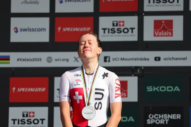 2025 UCI Mountain Bike World Championships Picture by Alex Whitehead SWpix.com - 12 09 2025 - Cycling - 2025 UCI Mountain Bike World Championships - Cross-country Olympic - Crans Montana, Valais, Switzerland - Women Junior Podium - Anja Grossmann (Switzerland) receiving the Silver Medal Copyright: x xSWpix.comx(t axPhotographyxHubxLtd)xAlexxWhitehead SWpix.comx SWP-3030-3557