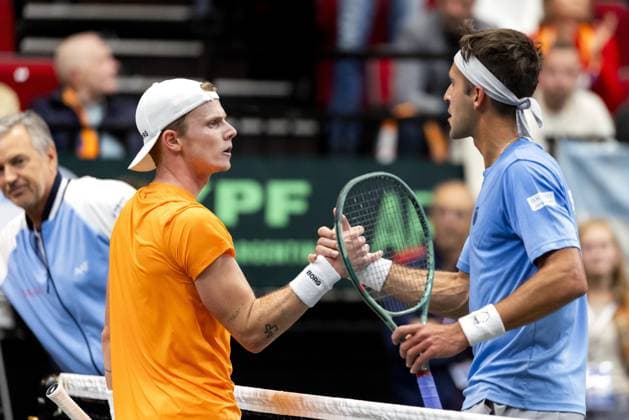 GRONINGEN - Jesper de Jong and Tomas Martin Etcheverry (ARG) after the first match on the first day of the second qualifying round for the Davis Cup Finals between the Netherlands and Argentina at Martiniplaza. ANP SANDER KONING xVIxANPxSportx xxANPxIVx 535972242 originalFilename: 535972242.jpg