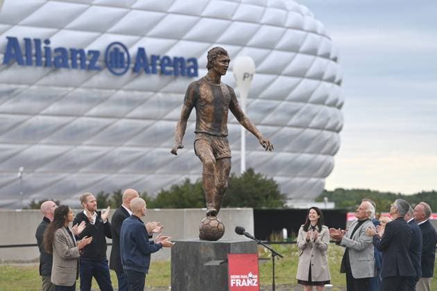 u.a.Uli HOENESS (Höness,Ehrenpraesident Bayern Muenchen),Jan Christian DREESEN (Vorstandsvorsitzender FCB),Heidi Beckenbauer,Franz Bulle Roth,Karl Heinz RUMMENIGGE, (ehemaliger Vorstandsvorsitzender). Offizielle Einweihungsfeier des Denkmals zu Ehren von Franz Beckenbauer am 12.09.2025 auf der Esplanade vor der Allianz Arena in Muenchen. *** among others Uli HOENESS Höness,Honorary President Bayern Muenchen ,Jan Christian DREESEN Chairman of the Board FCB ,Heidi Beckenbauer,Franz Bulle Roth,Karl Heinz RUMMENIGGE, former Chairman of the Board Official inauguration ceremony of the monument in honor of Franz Beckenbauer on 12 09 2025 on the esplanade in front of the Allianz Arena in Munich
