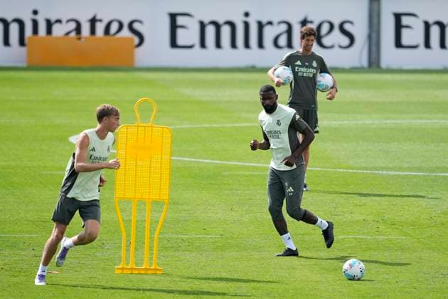 September 12, 2025, Valdebebas, Madrid, Spain: Antonio Rudiger and Dean Huijsen during the training day of Real Madrid ahead the Spanish League, LaLiga EA Sports, football match against Real Sociedad at Ciudad Deportiva Real Madrid on September 12, 2025, in Valdebebas, Madrid, Spain. Valdebebas Spain - ZUMAa181 20250912_zaa_a181_064 Copyright: xOscarxJ.xBarrosox