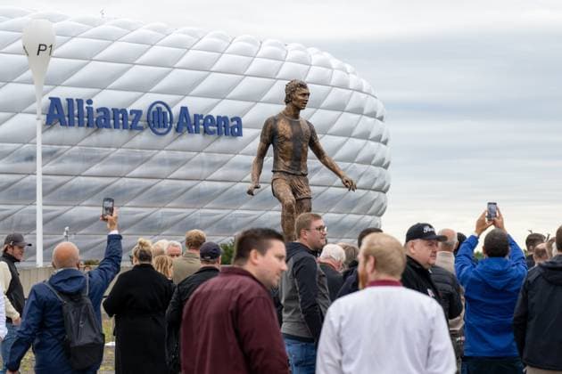 Sport Bilder des Tages Das Denkmal vom Franz Beckenbauer umringt von Gaesten der Einweihungsfeier, Einweihungsfeier des Denkmals zu Ehren von Franz Beckenbauer, 12.09.2025 Muenchen Bayern Deutschland *** The monument of Franz Beckenbauer surrounded by guests of the inauguration ceremony, Inauguration ceremony of the monument in honor of Franz Beckenbauer, 12 09 2025 Munich Bavaria Germany Copyright: xkolbert-press UlrichxGamelx