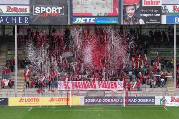 Fans and Ultras in the stands create a good atmosphere, choreography, confetti , Germany, Football, GooglePixel Womens Bundesliga, 2 Matchday, 2025 2026, SC Freiburg vs 1 FC Köln, 12 09 2025, Dreisamstadion, Freiburg, Germany DFB REGULATIONS PROHIBIT ANY USE OF PHOTOGRAPHS AS IMAGE SEQUENCES AND OR QUASI VIDEO Freiburg Dreisamstadion Baden Wuerttemberg Germany Copyright: xArnexAmbergx
